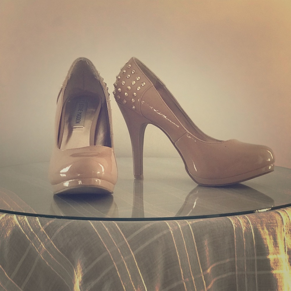 STEVE MADDEN - TAN STUDDED HEEL🔅